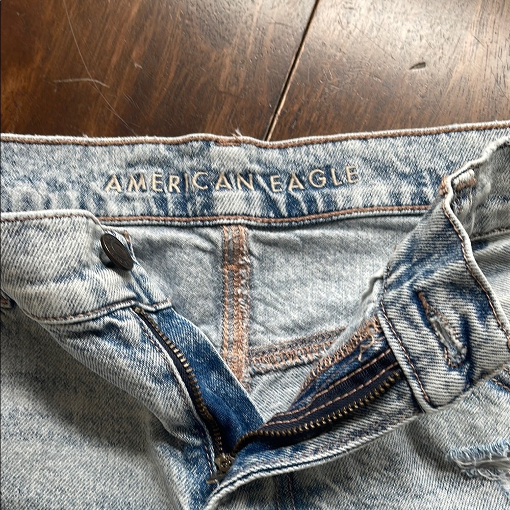 American Eagle Women's Light Blue Distressed 90s Boyfriend Denim Jean Shorts Siz - Picture 3 of 9